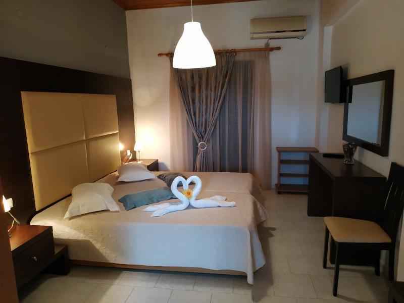 אליקאנאס Eleni'S Garden & Castello Suites מראה חיצוני תמונה