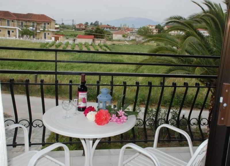 אליקאנאס Eleni'S Garden & Castello Suites מראה חיצוני תמונה